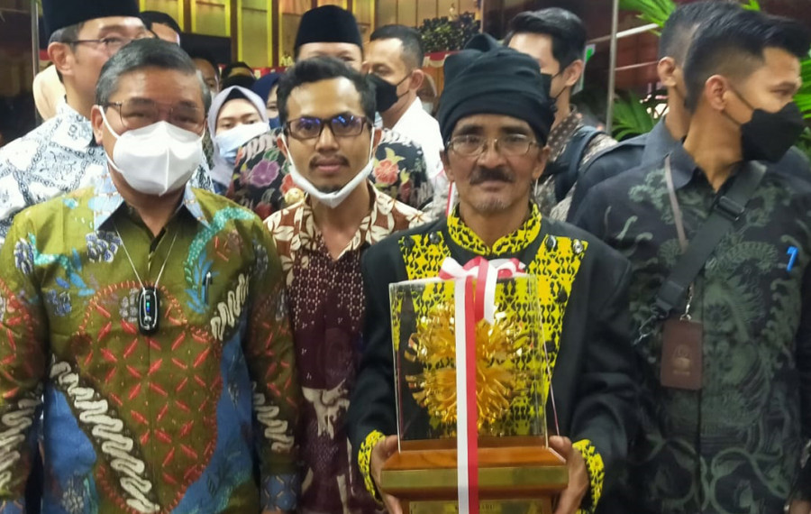 Wakil Mentri KLHK Dr. Alue Dohong (kacamata Masker putih) usai menyerahkan Penghargaan Kalpataru kepada Ketua MHA Mului Jidan. (Foto : Istimewa)