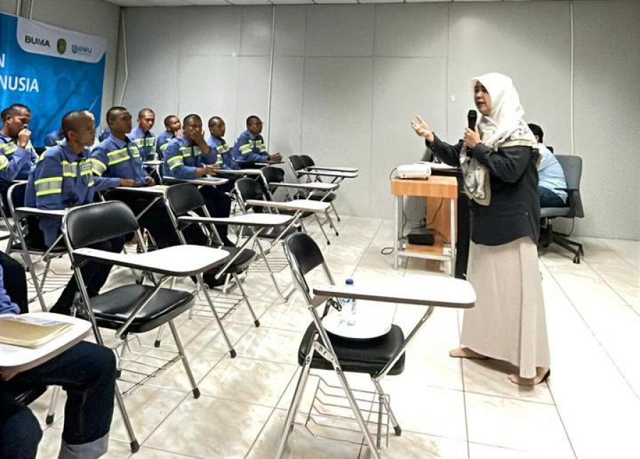 Pemaparan narasumber tentang sosialisasi terkait ketenagakerjaan saat kegiatan pelatihan kerja untuk basic operator (ist)
