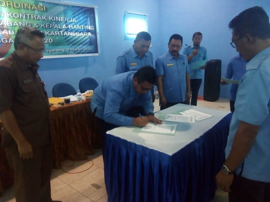 perwakilan Kepala Bagian, Cabang dan Ranting menunjukkan kontrak kinerja yang sudah ditandatangani bersama Dirut dan turut disaksikan Badan Pengawas Perusda (Foto: Heriansyah/korankaltimcom)