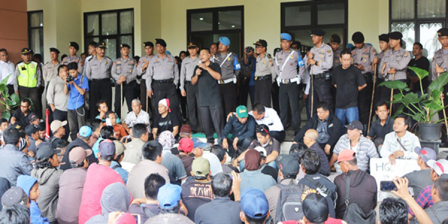 AKSI BURUH : Para buruh di Kukar saat berunjukrasa di DPRD Kukar guna menuntut hak - hak mereka kepada pihak perusahaan. (ist)