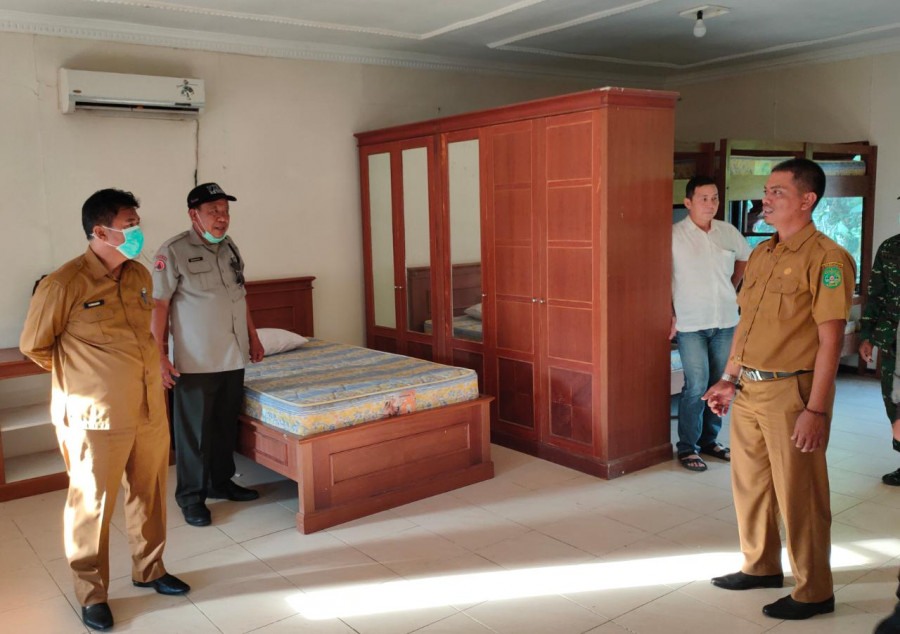 Kepala Gugus Tugas Penanganan Covid 2019 Kukar Sunggono (paling kiri), Kepala BPBD Kukar Marsidik (kedua dari kiri) mempersiapkan wisma atlet yang rencananya menjadi ruang isolasi ODP pada Senin (23/3/2020). (Foto: Reza Fahlevi/korankaltimcom)