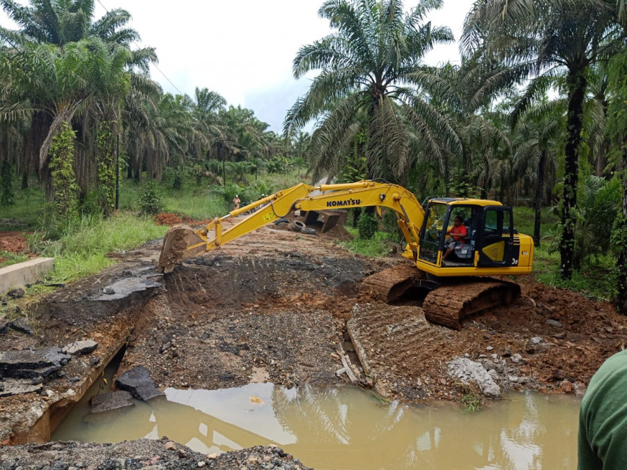Pelaksanaan perbaikan Jembatan Ambrol yang mengakibatkan jalur menuju Desa Suliliran terputus. (Foto: Dwi cahyo/korankaltimcom)