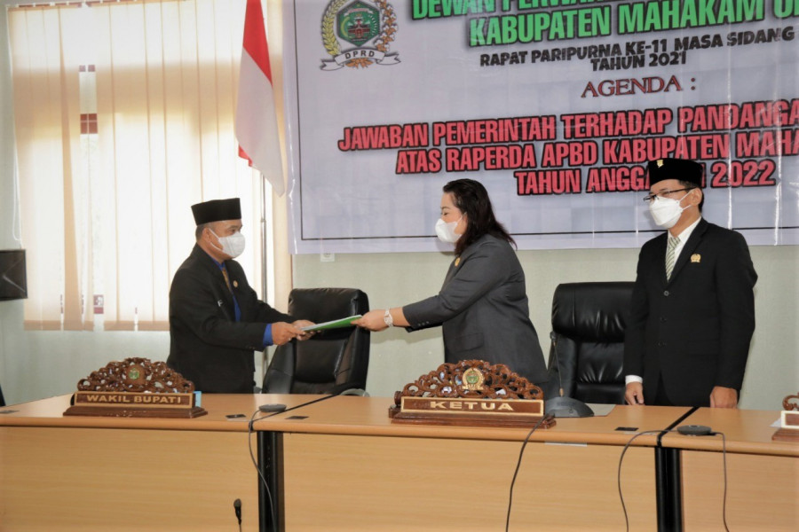 Wabup Yohanes Avun menyerahkan jawaban pemerintah atas Pandangan umum fraksi terhadap raperda APBD 2022 (istimewa)