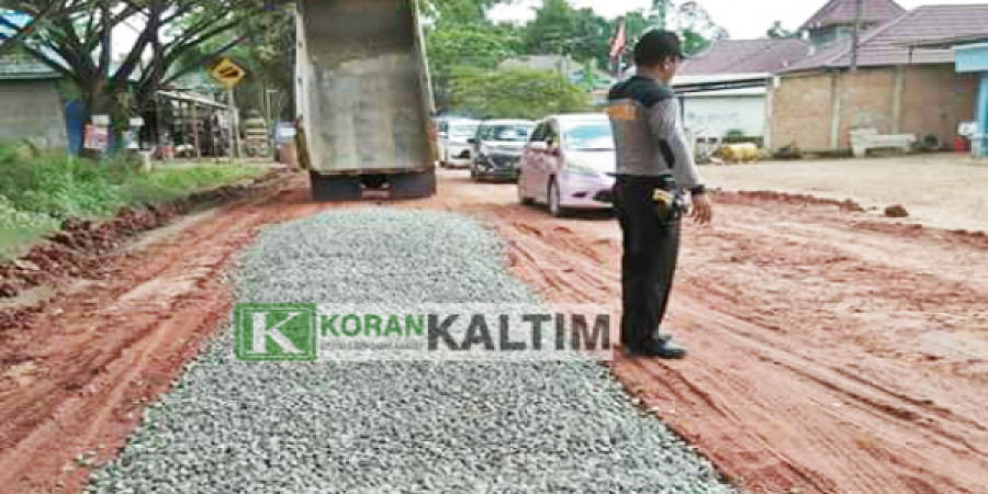 PERBAIKAN: Batu koral untuk perbaikan sejumlah titik jalan yang rusak. (foto: Heri/korankaltim)