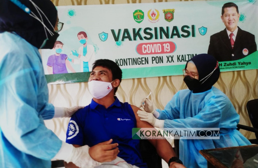 Ekspresi raut wajah M Aliansyah salah satu pegulat andalah Kaltim saat divaksin Senin (19/4/2021) hari ini. (Foto:Nancy/korankaltim.com)