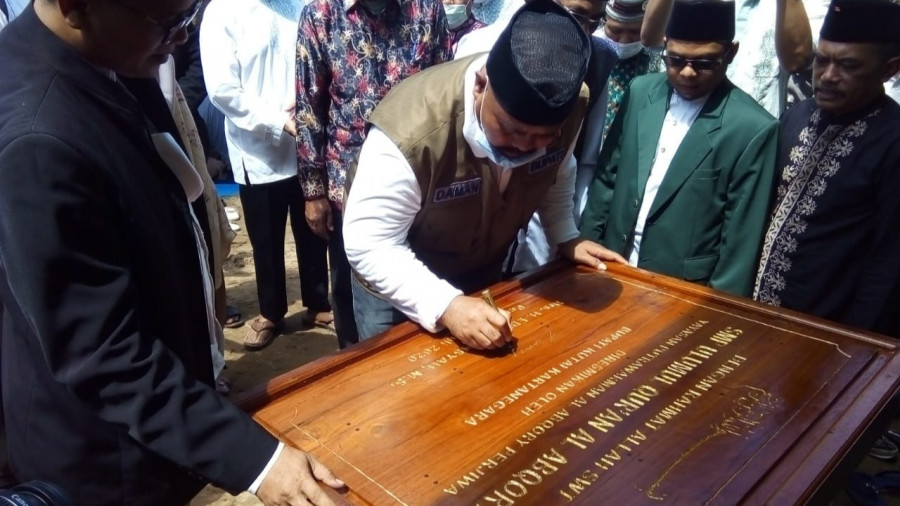 Penandatanganan Prasasti Pendirian SMP dan Pondok Pesantren Ulumul Quran Al Abqory di Desa Perjiwa oleh Bupati Kukar Edi Damansyah (foto: heri/korankaltim.com)