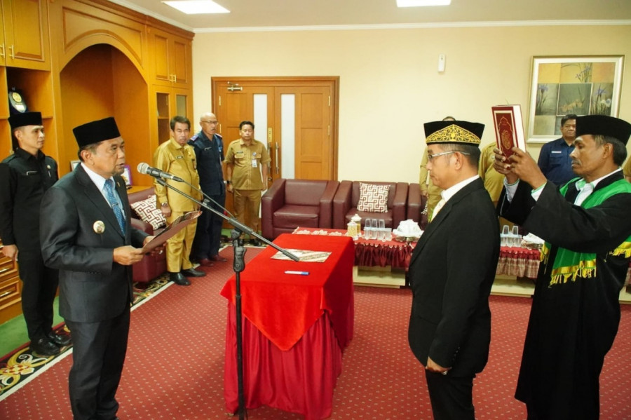 Hamdam saat mengambil sumpah jabatan Amrul Alam sebagai Direktur Perumdam Benuo Taka. (ppufacebook)