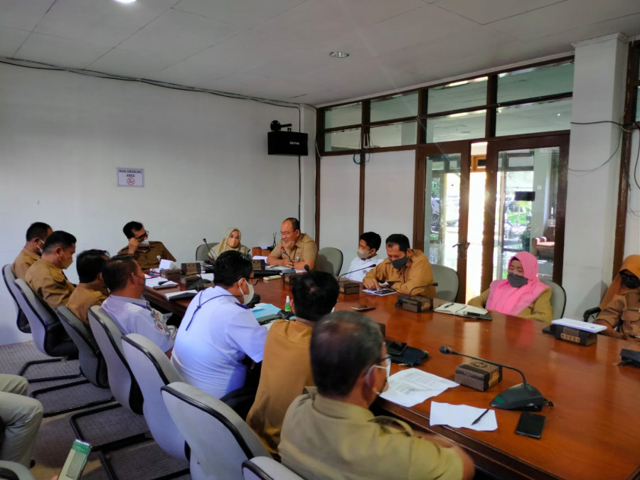 Pemkab Paser bersama TPID Kabupaten Pasee saat menggelar rapat peesiapan penanganan krisis minyak goreng di Kabupaten Paser. ( Foto: Foto : Dwi Cahyo / Korankaltim.com )