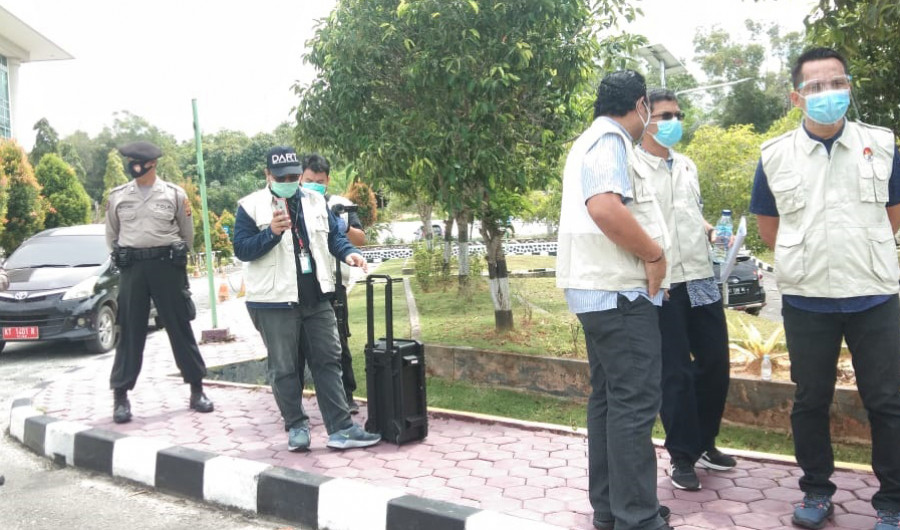 KPK usai melakukan penggeladahan (Foto: Zulhamri/korankaltim.com)