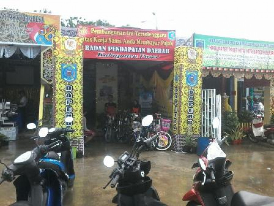 HADIAH: Stan Bapenda menyediakan kupon berhadiah bagi wajib pajak yang melunasi kewajiban.