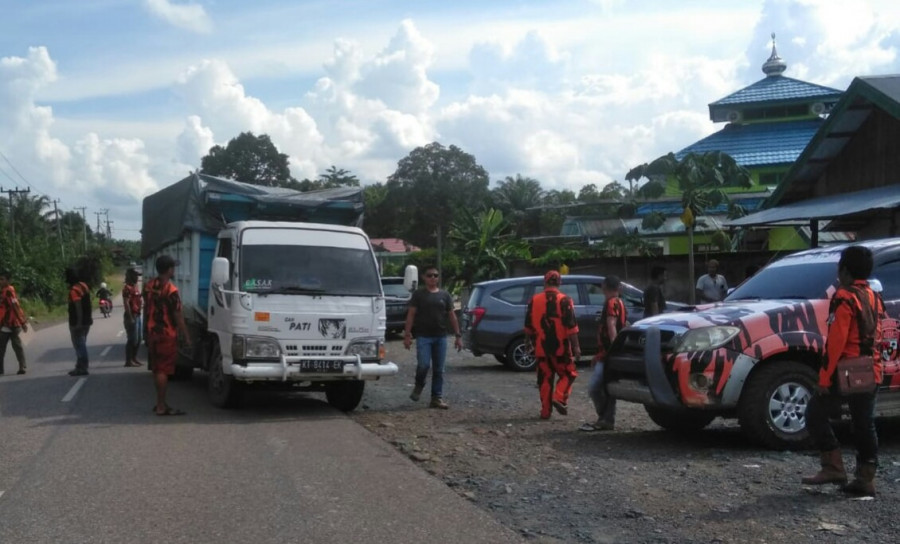 Masyarakat bersama ormas saat menggelar aksi penyetopan truk pengangkut batu bara