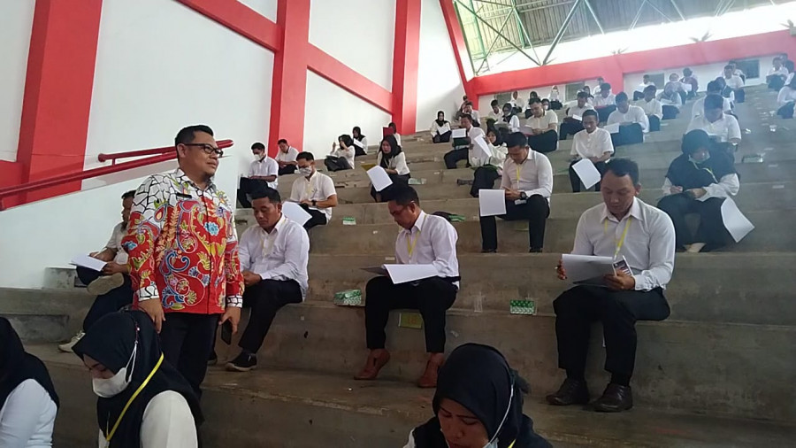 Kepala DPMD Kukar, Arianto saat memantau pelaksanaan tes tertulis para peserta perekrutan tenaga pendamping 'Pendekar Idaman' tahun 2022 pada Sabtu (15/10/2022). (Foto: Handayan/Korankaltim.com)