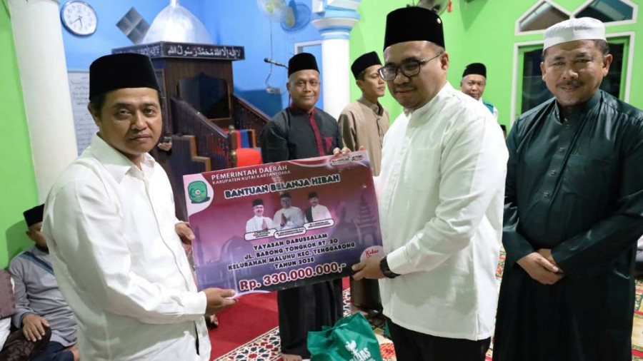 Bupati Kukar mnyerahkan bantuan hibah dan bantuan untuk Imam, Marbot Masjid saat safari subuh di Maluhu. (PROKOM)