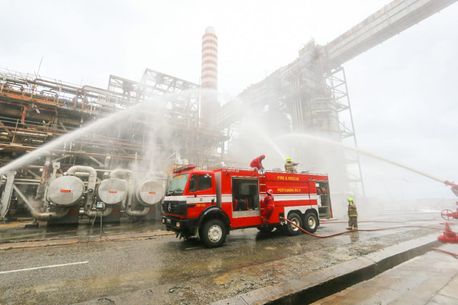 Pemadam dari Pertamina melakukan pendinginan pada area yang terbakar. Penyebab percikan api hingga kini masih diselidiki. (Foto: Istimewa/KoranKaltim.Com)