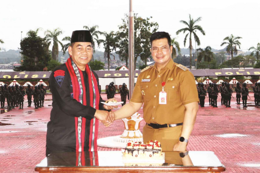 Pjs Bupati Kukar, Bambang Arwanto menyaksikan, Kirab Pasukan Brimob II dalam rangka HUT Brimob ke-79 Brimob Polri 2024. (Foto: Prokom)