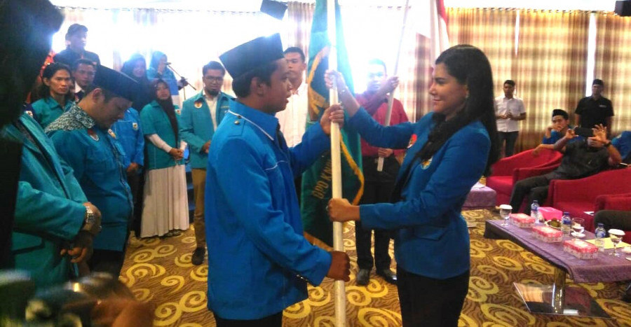 Serah terima bendera petaka oleh ketua DPD KNPI KALTIM kepada ketua DPD KNPI PASER