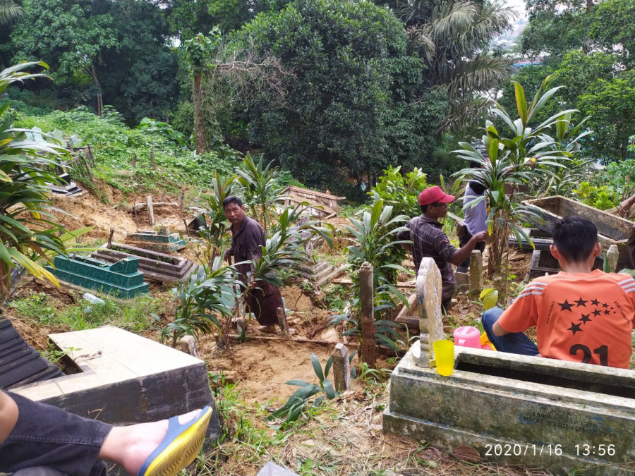 Beberapa warga yang datang untuk melihat kuburan keluarga mereka yang terkena dampak longsor. (Foto: Nancy/Korankaltimcom)
