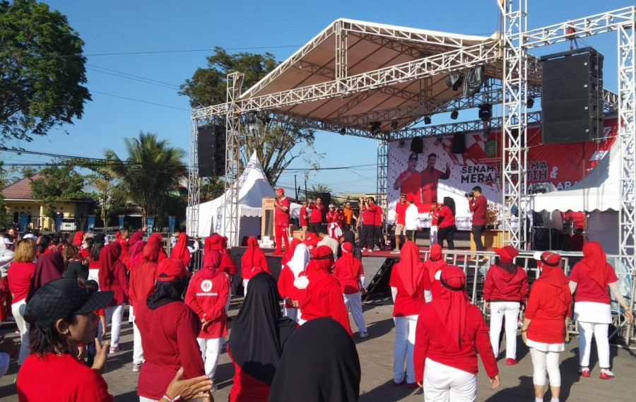 Bupati Kukar, Edi Damansyah saat ikut Senam Bersama Merah Putih yang dilaksanakan pada Jumat (19/8/2022) di halaman Stadion Rondong Demang, Tenggarong. (Foto: Handayan/Korankaltim.com)