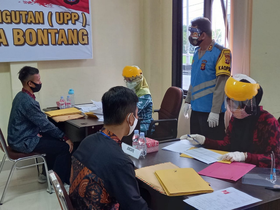 Para pelamar Bintara, saat melakukan epmeriksaan rikmin awal di polres Bontang, disaksikan Kapolres Bontang AKBP Hanifa Martunas Siringoringo. (Foto: Olis/korankaltim.com)