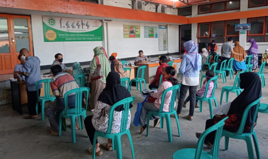 Suasana pencairan Bantuan Sosial Tunai (Foto: Claudius Vico/Korankaltim.com)