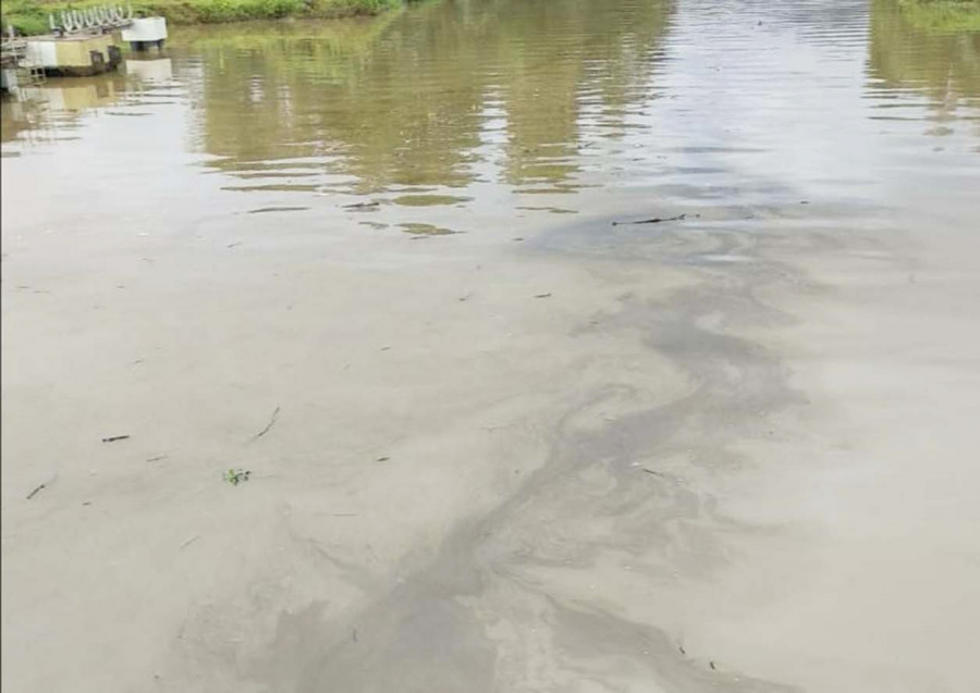 Kondisi air di anak Sungai Kayan, tepatnya di daerah Tanjung Rumbia yang tercemar limbah sejenis minyak oli ( nurjannah / korankaltara.com)