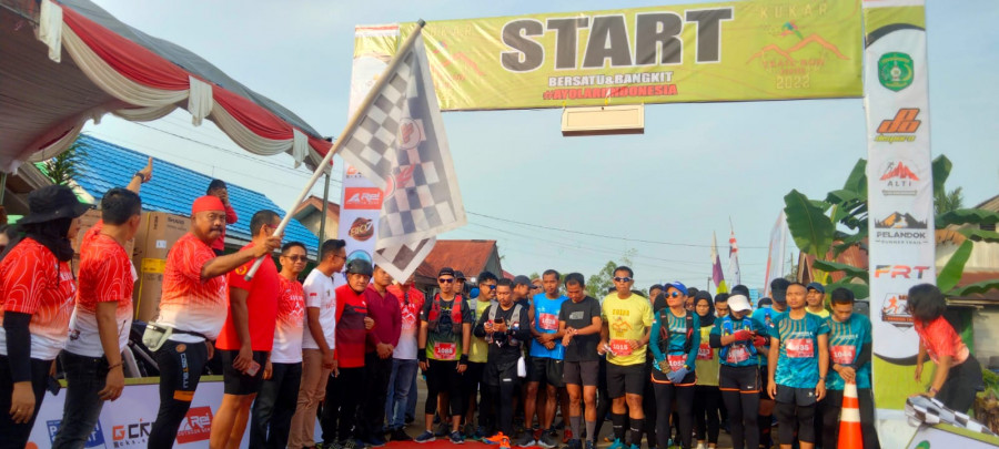 Bupati Kukar kibarkan bendera start untuk para peserta lomba KTRS 2022. (Foto: Heri/Korankaltim.com)