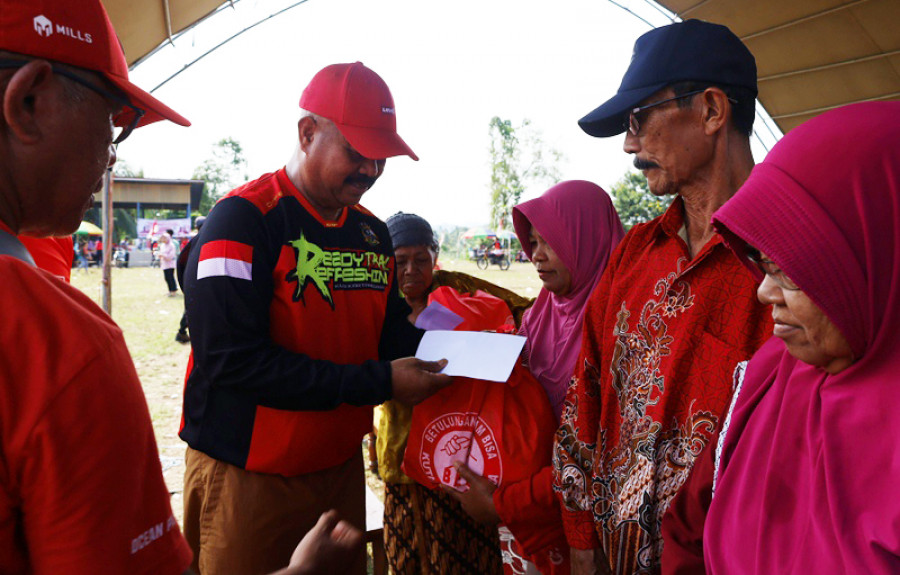 Bupati bantu warga pra sejahtera di Koba darat. (Foto: Prokom)