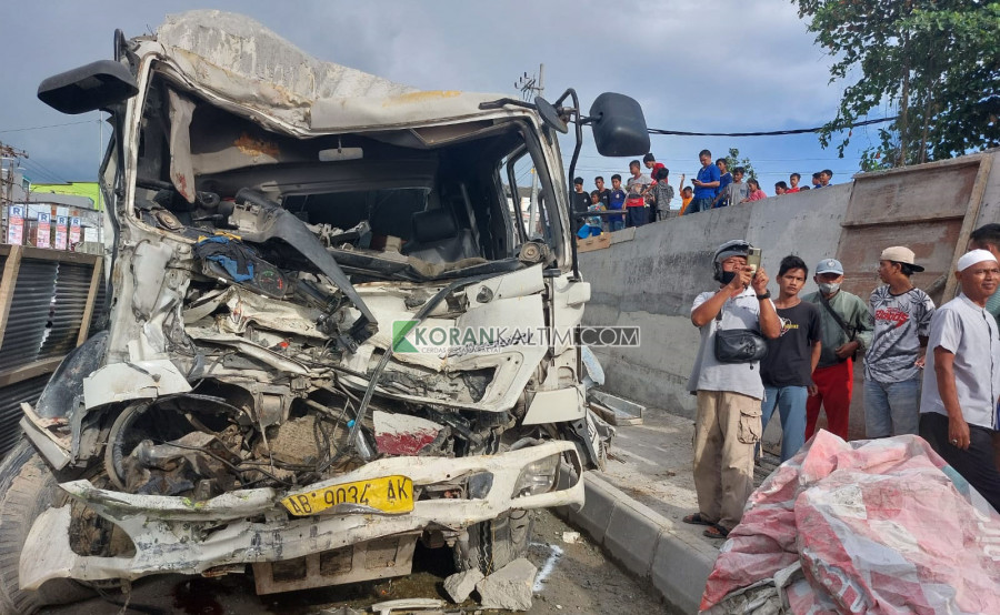 Truk molen yang menabrak truk di kawasan Turunan Muara Rapak Balikpapan Utara (Foto: Yudi Hadi/Korankaltim.com)