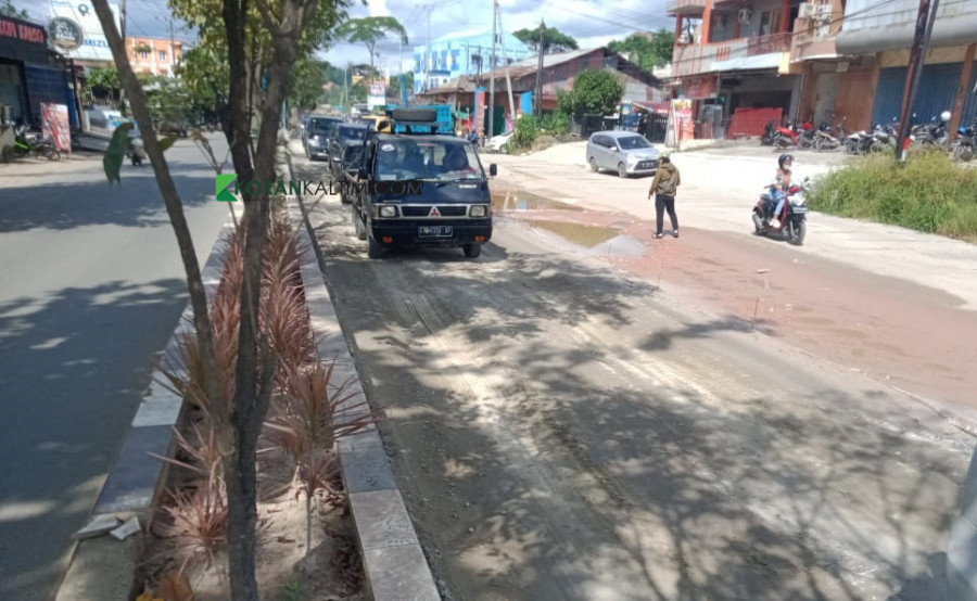 Beton yang dipasang untuk peninggian jalan di Jalan DI Pandjaitan rusak akibat sudah dilintasi warga ketika kondisi belum kering (Foto: Permata/korankaltim.com)