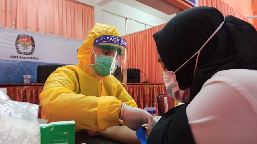 Petugas dari Klinik Piramida Jaya melakukan rapid test kepada calon petugas sortir dan pelipatan surat suara di KPU Balikpapan. (Foto: Hendra/KoranKaltim.Com)