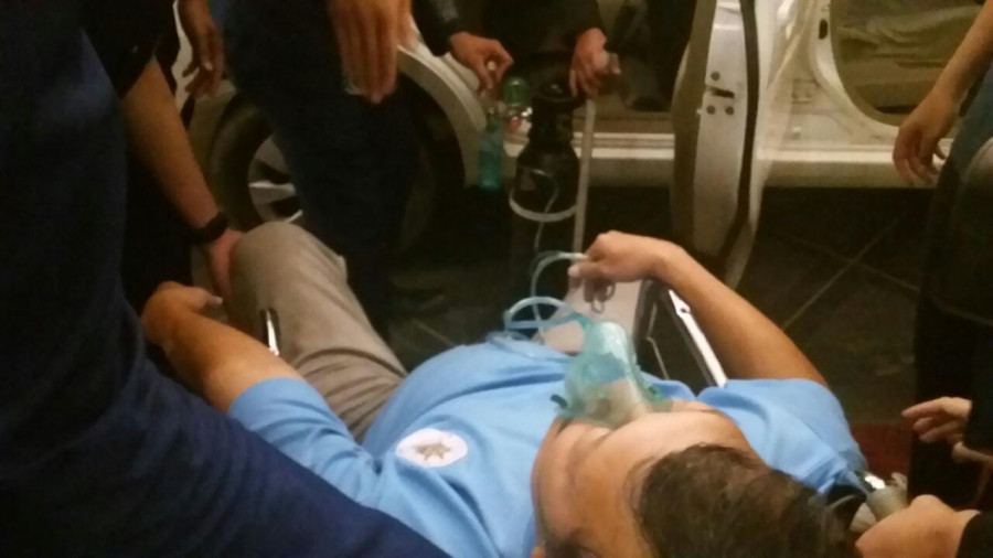 Korban saat akan dibawa RS karena mengalami sakit pada bagian dada pada Minggu (14/4) malam tadi.