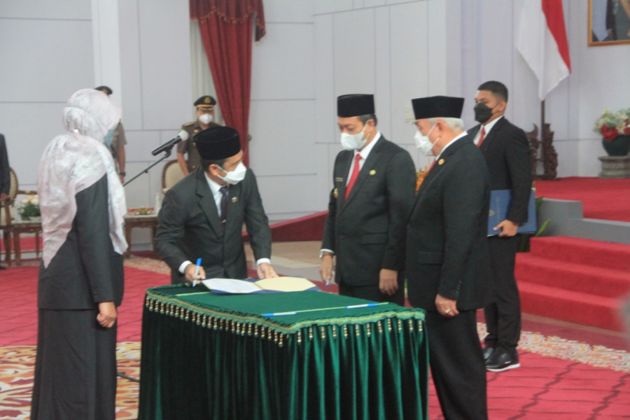 Pelantikan Sri Wahyuni sebagai Sekdaprov Kaltim oleh Gubernur Kaltim, Isran Noor (permata/korankaltim.com)