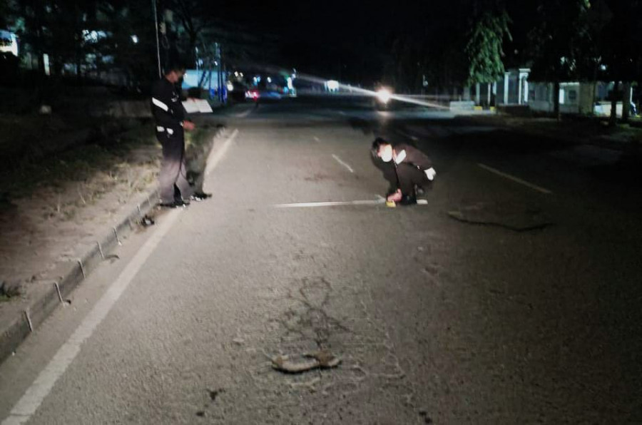 Anggota Satlantas Polresta Samarinda yang melakukan olah TKP di Jalan Tengkawang Kelurahan Karang Anyar Sungai Kunjang, tepat depan Kantor PUPR Provinsi Senin (21/6/2021) tadi malam. (Foto:Istimewa)
