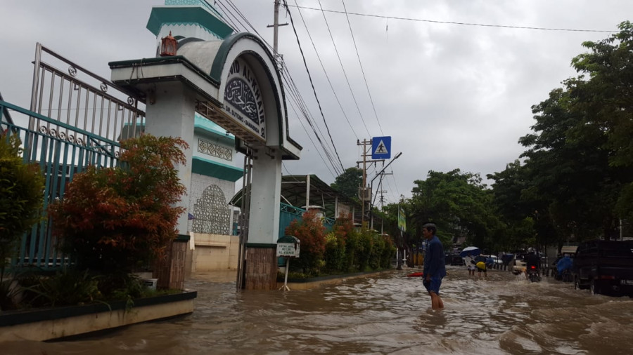 Masjid Al Khair di Jalan Dr Sutomo pun ikut terendam banjir (Foto: Permata/korankaltimcom)