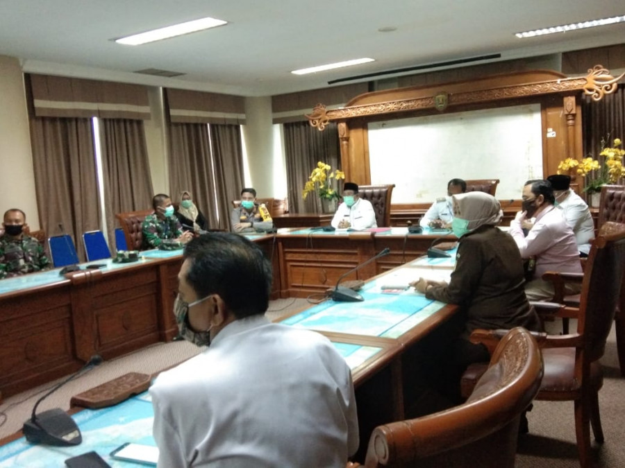 Suasana rapat terbatas antara tim Gugu tugas bersama insttansi terkait (Zulhamri/korankaltim.com)