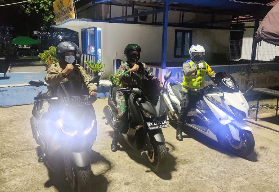 Bupati Kukar Edi Damansyah (kiri), Dandim 0906/TGR Letkol (inf) Charles Alling (tengah) dan Kapolres Kukar AKBP Andrias Susanto Nugroho (kanan) bersiap patroli. (Foto: Reza Fahlevi/Korankaltim.com)