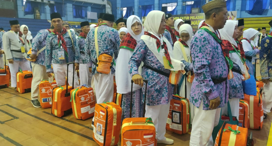 Jemaah haji asal Samarinda bersiap menuju bis yang akan mengantarkan mereka ke Embarkasi Haji di Balikpapan (Permata)