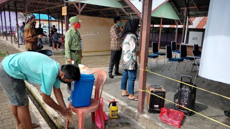Pelaksanaan Penerpaan Protokol Kesehatan dalam kegiatan Simulasi pemunhutan suara. ( Foto:Foto : Dwi Cahyo/Korankaltim.com))