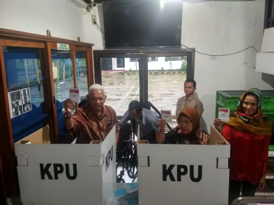Gubernur Kaltim saat mencoblos di TPS 03, Rt22 Kelurahan pelabuhan Samarinda, Rabu (27/06/2018)pagi. (KORANKALTIM.COM/Rusdi)