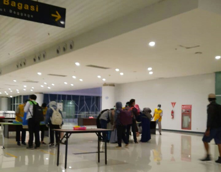petugas Dinkes Kukar menyambut kedatangan Mahasiswa dan pelajar Kukar dengan melakukan skrining di Bandara (ist)