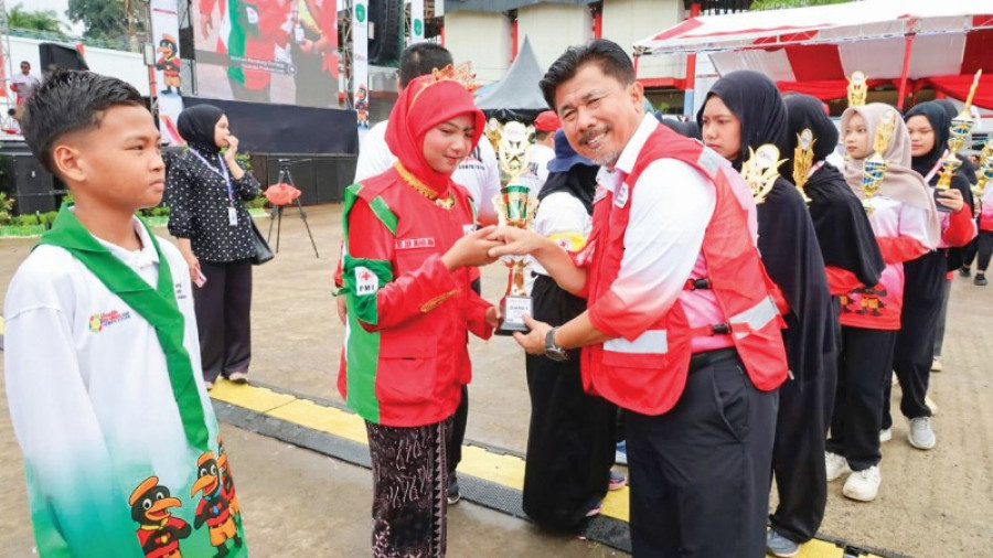 Sekda tutup YRCC dirangkai penyerahan hadiah pemenang lomba pada kegiatan itu dan Pengukuhan FORPIS Kukar. (Foto: Prokom)