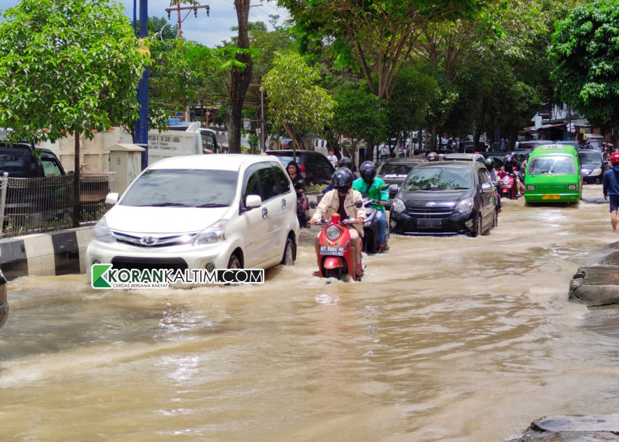 Titik banjir yang terjadi di Jalan Dr Sutomo tepatnya di depan Masjid Al Khair (Foto: Claudius Vico/Korankaltim.com)