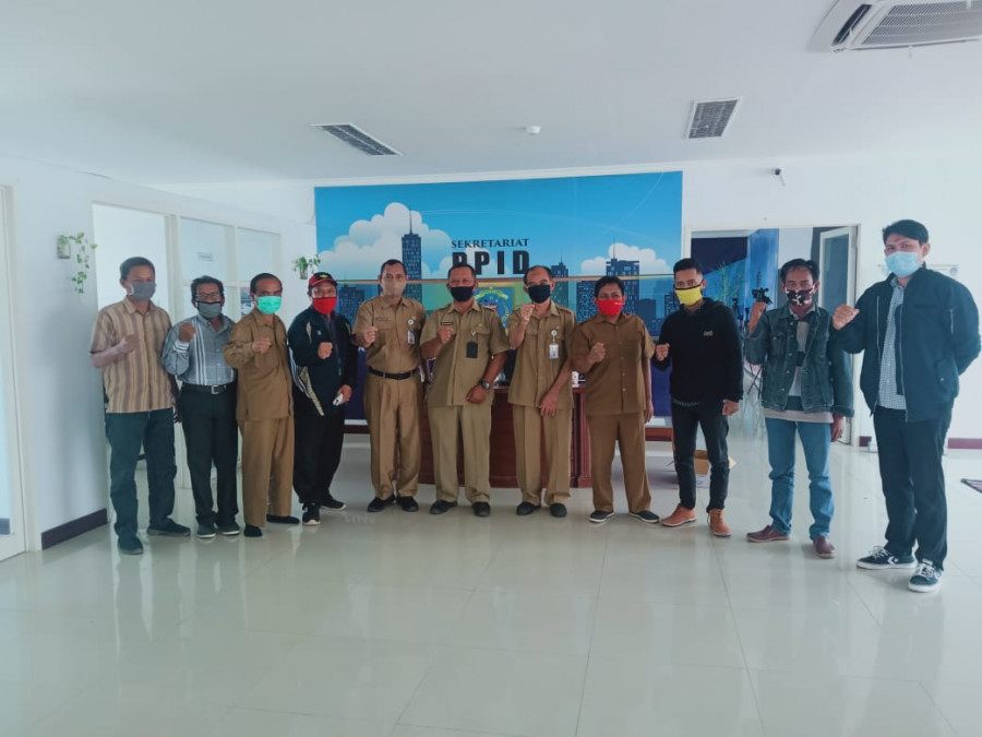 Segenap Jajaran Kominfostaper dan awak Media usai pelaksanaan dialog. ( Foto : Dwi Cahyo / Korankaltim.com )