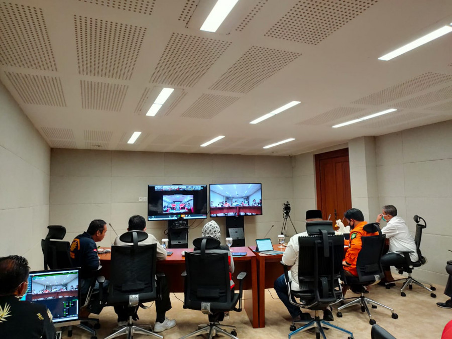 Bupati Kukar Edi Damansyah dan jajarannya saat mengikuti video conferensi dengan Kemendagri RI pada Jumat (3/4/2020). (Foto: Reza Fahlevi/korankaltimcom)
