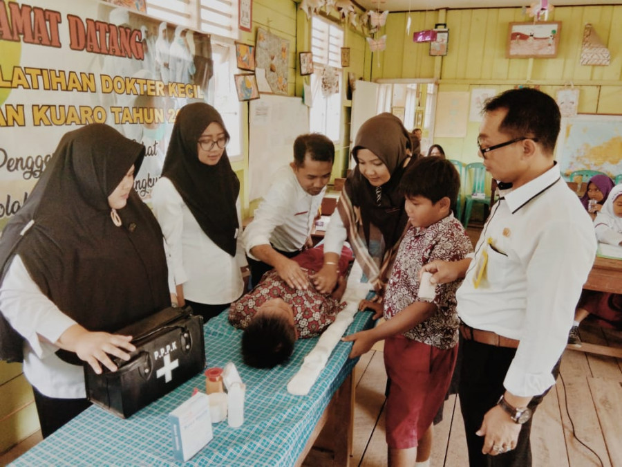 Murid SD dilatih menjadi dokter cilik untuk menanamkan perilaku hidup sehat sejak dini. (Istimewa/KoranKaltim.Com)
