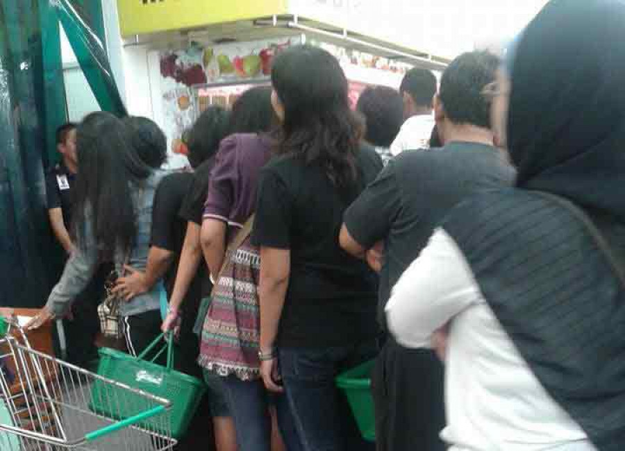 Antrian warga membeli minyak goreng, diharapkan tak terjadi saat Ramadan bulan depan. (ist)