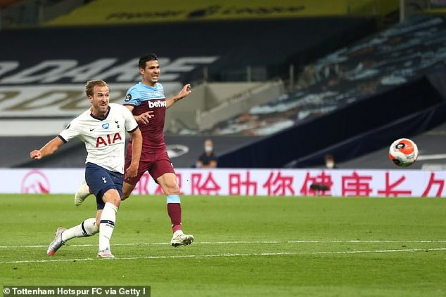Harry Kane (kiri), mencetak gol lagi untuk Tottenham Hotspur. (dailymail)