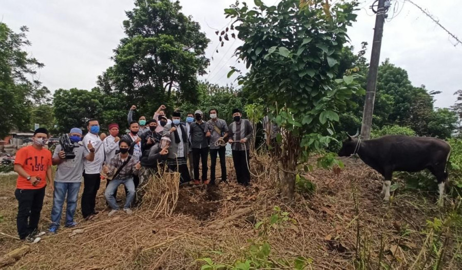 Bupati Kukar Edi Damansyah saat menyerahkan seekor sapi kurban kepada para pewarta, Jumat (31/7/2020) (foto: Bag. prokom)