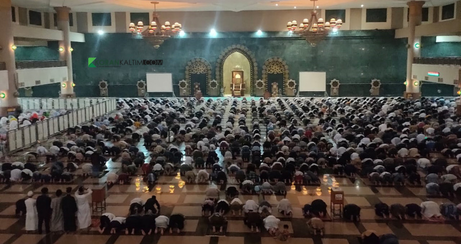 Pelaksanaan Salat berjamaah di Masjid Baitul Muttaqien Islamic Centre Samarinda (Foto: Permata/korankaltim.com)
