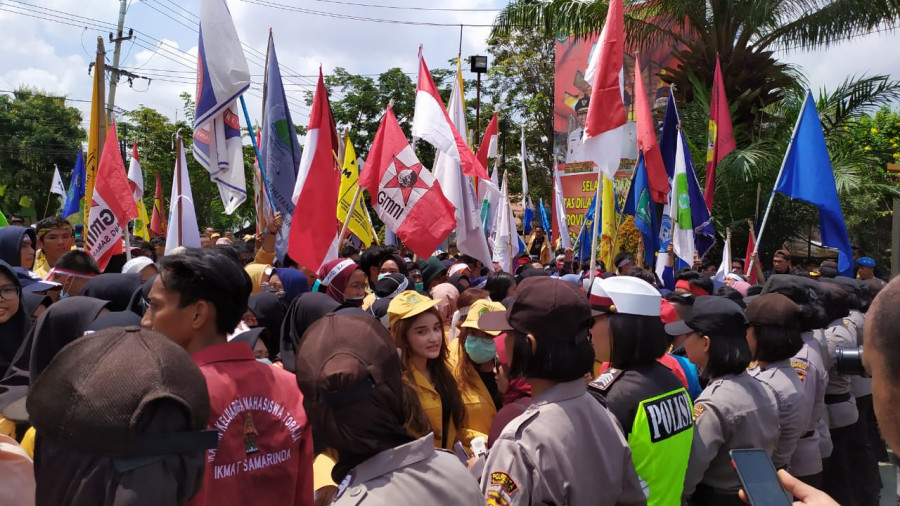 Kondisi demo menolak RUU KHUP dan revisi UU KPK di DPRD Kaltim, Senin (23/9/2019).( Foto: Nancy/korankaltimcom)